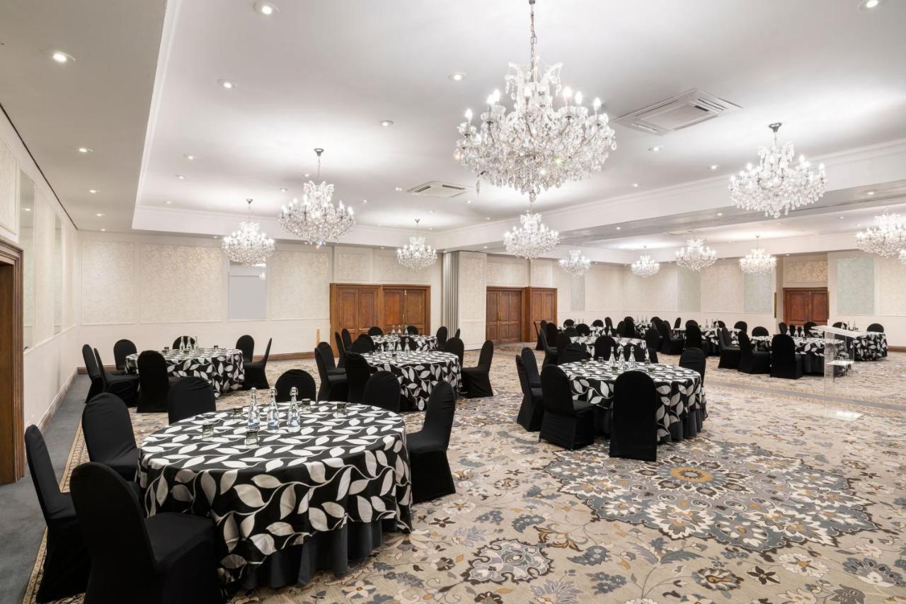 Protea Hotel By Marriott Johannesburg Balalaika Sandton Exterior foto