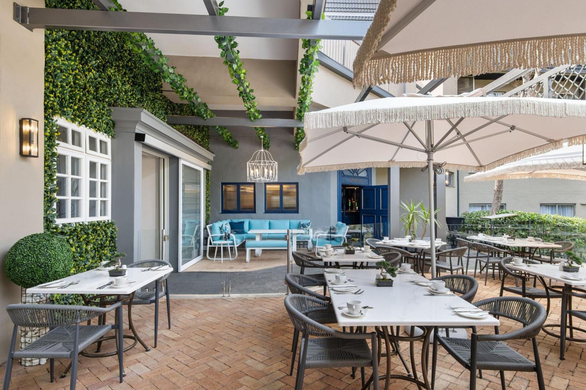 Protea Hotel By Marriott Johannesburg Balalaika Sandton Exterior foto