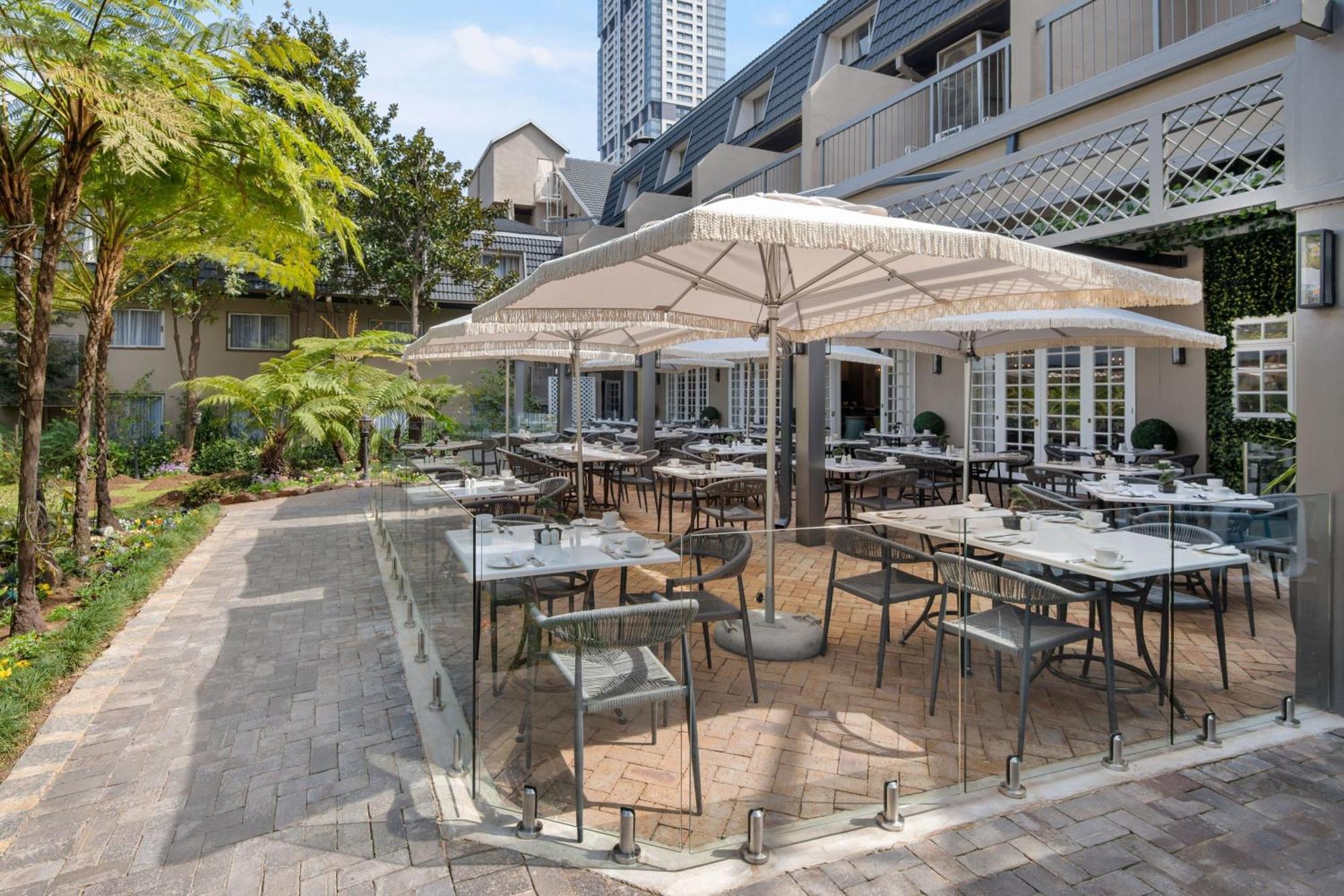 Protea Hotel By Marriott Johannesburg Balalaika Sandton Exterior foto