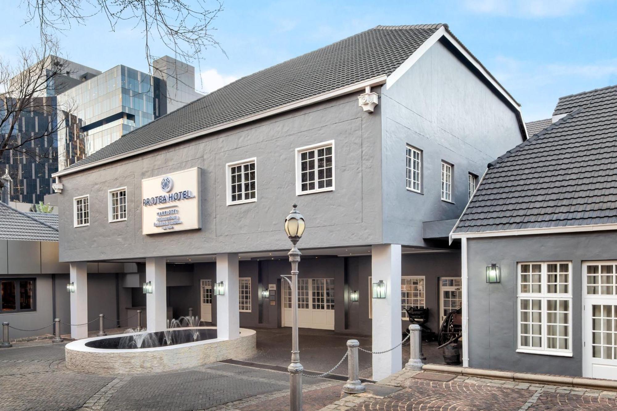 Protea Hotel By Marriott Johannesburg Balalaika Sandton Exterior foto