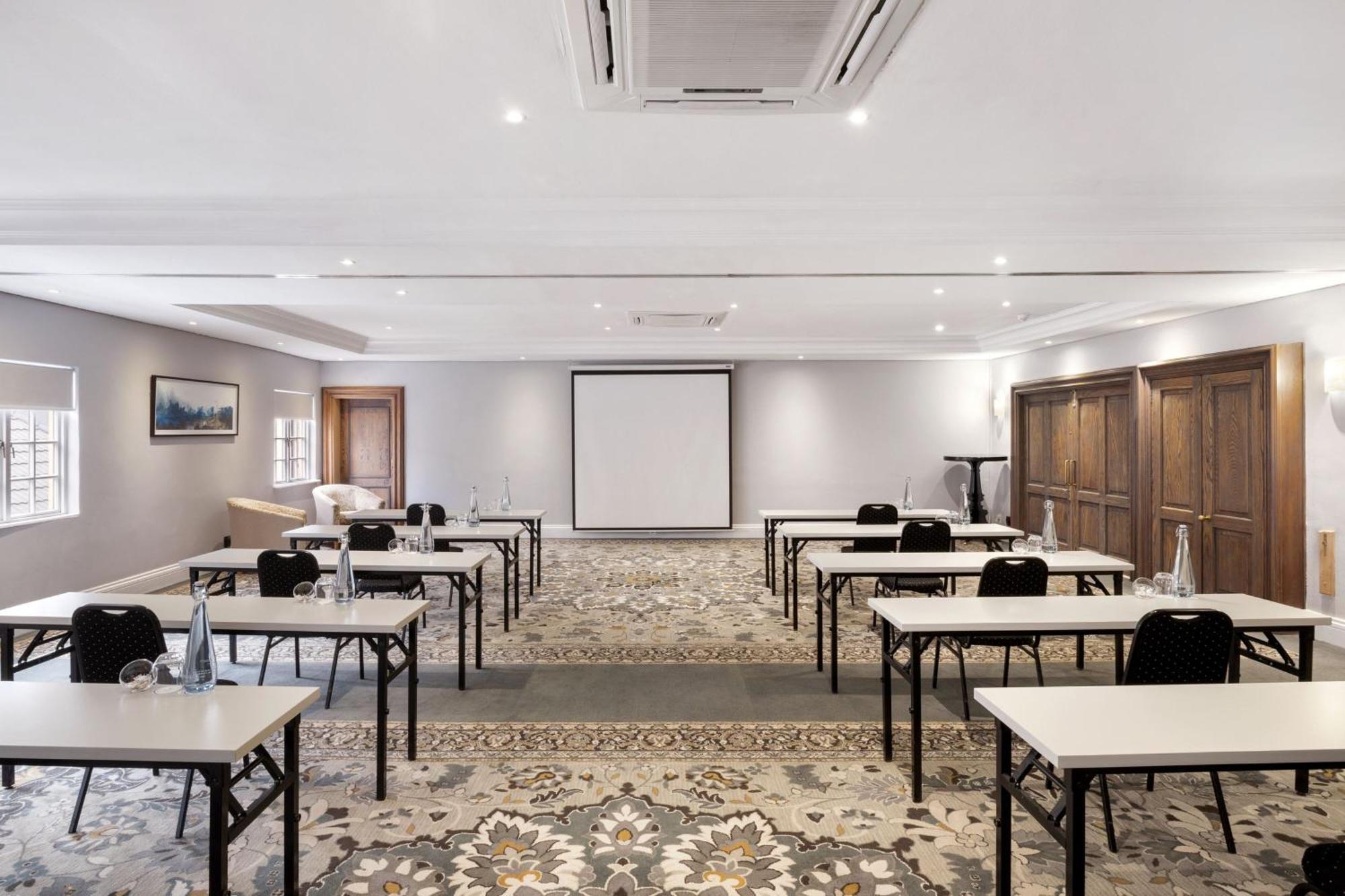 Protea Hotel By Marriott Johannesburg Balalaika Sandton Exterior foto