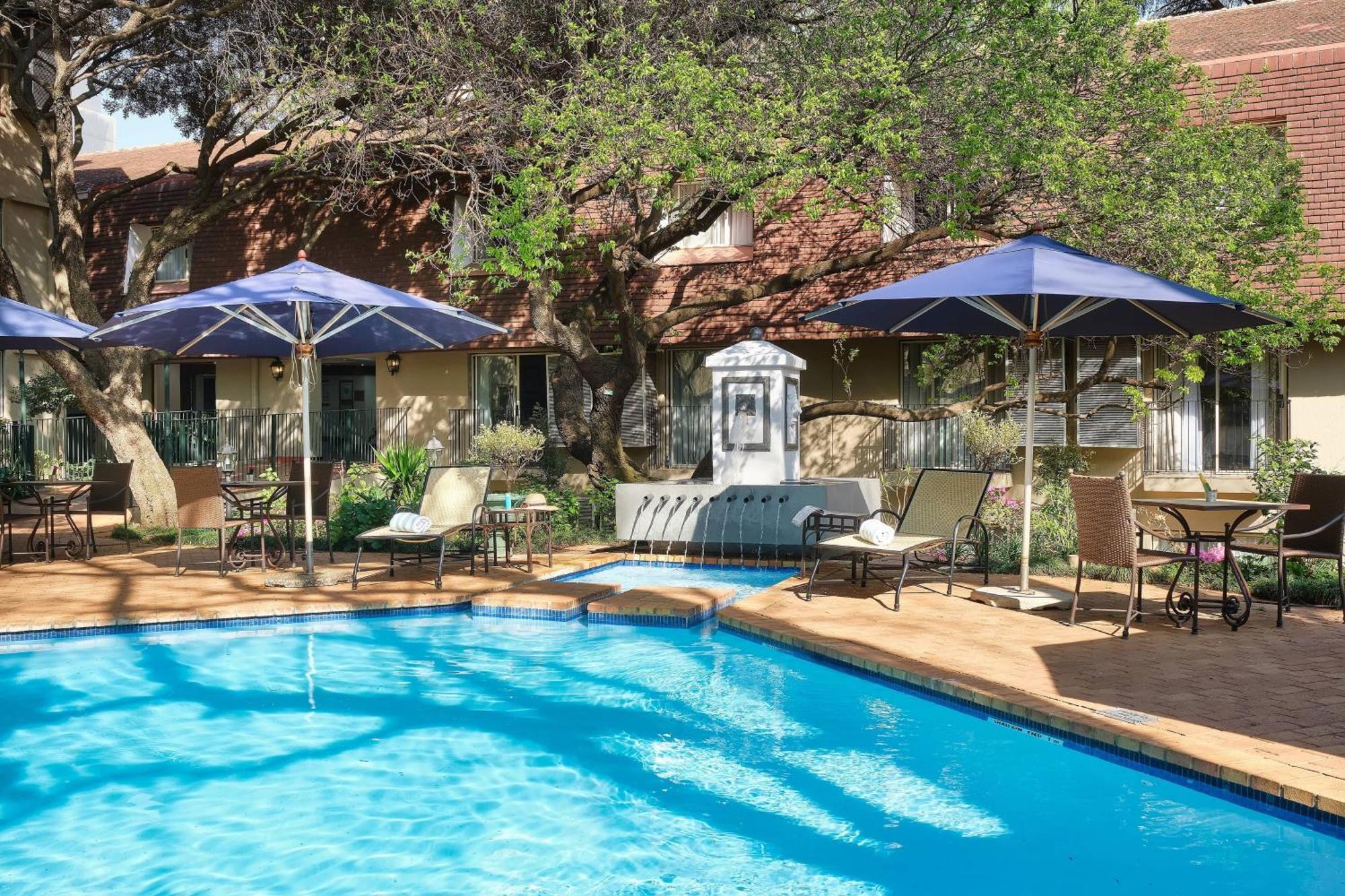 Protea Hotel By Marriott Johannesburg Balalaika Sandton Exterior foto